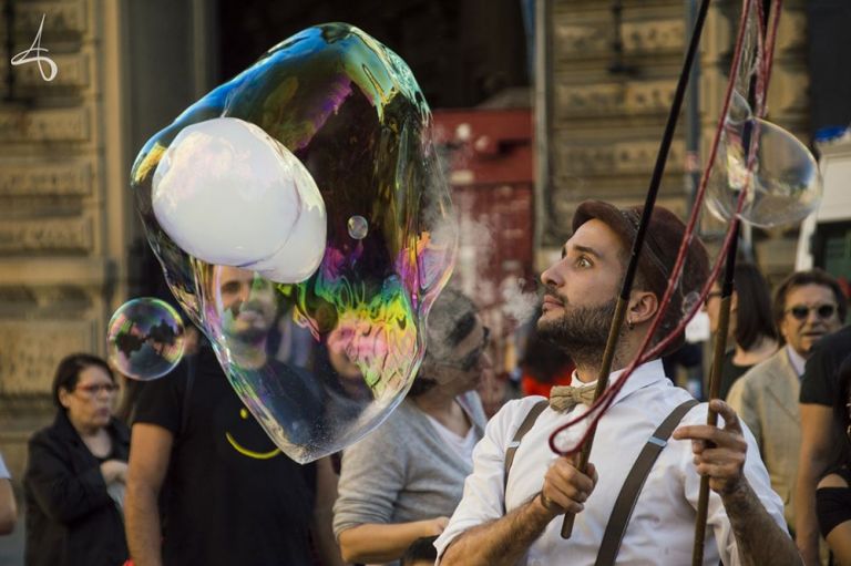 Come Fanno Gli Artisti Di Strada A Stare Sospesi